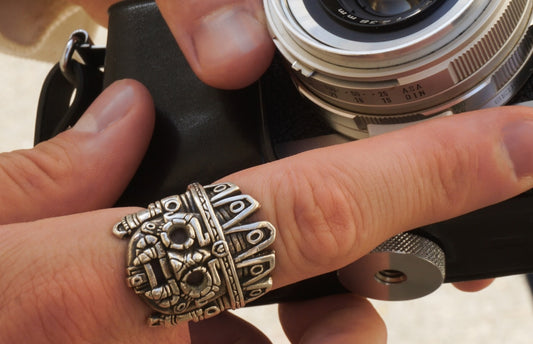 homme qui porte beaucoup de bijoux