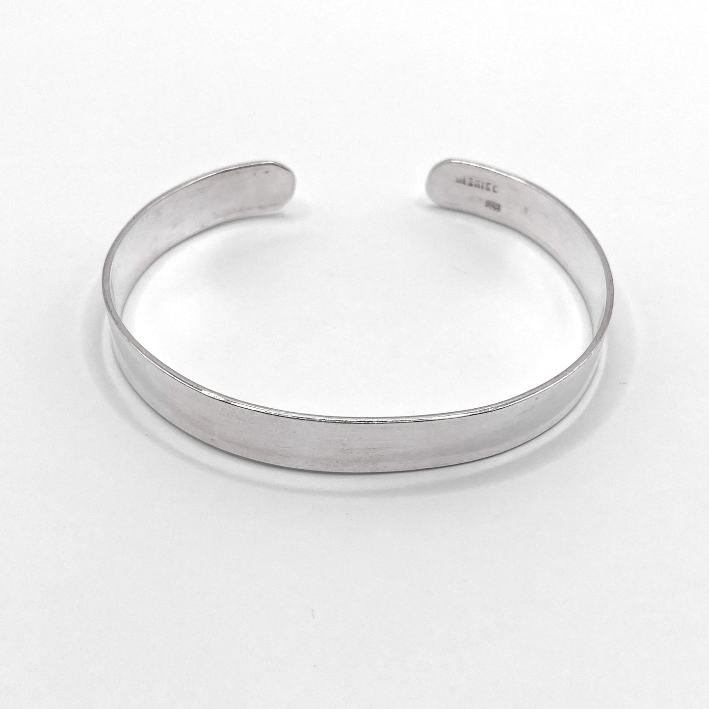 Bracelet manchette en argent "YAMKI" de la boutique Altiplano, présentant un design sobre et élégant, inspiré de l'artisanat latino-américain.