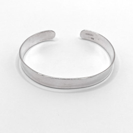 Bracelet manchette en argent "YAMKI" de la boutique Altiplano, présentant un design sobre et élégant, inspiré de l'artisanat latino-américain.