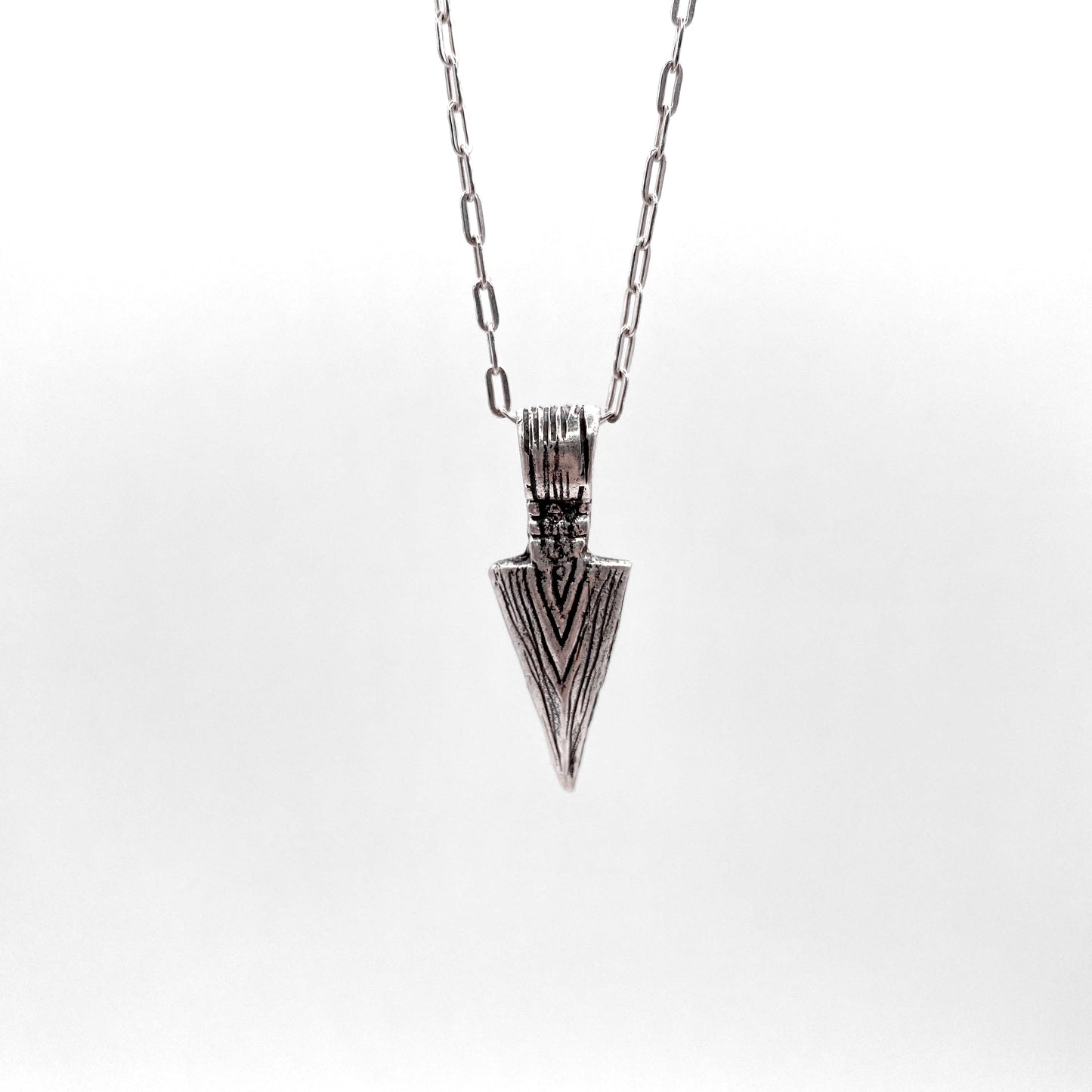 pendentif en argent en forme de flèche inca maya avec chaine en argent