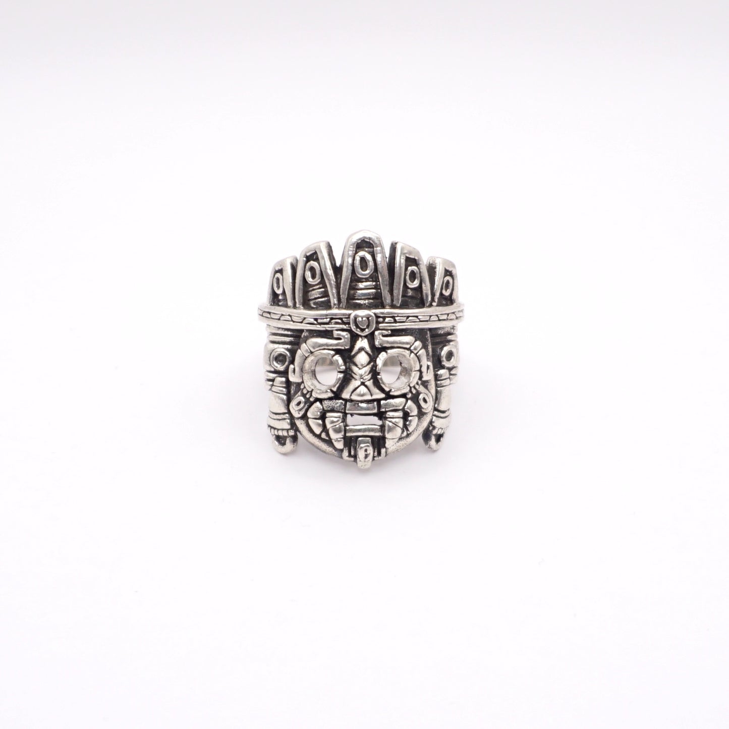Bague en argent représentant un masque stylisé, inspiré de l'art et de la culture latino-américaines. Produit par la boutique Altiplano, intitulé "TLALOC". Design détaillé avec motifs traditionnels.