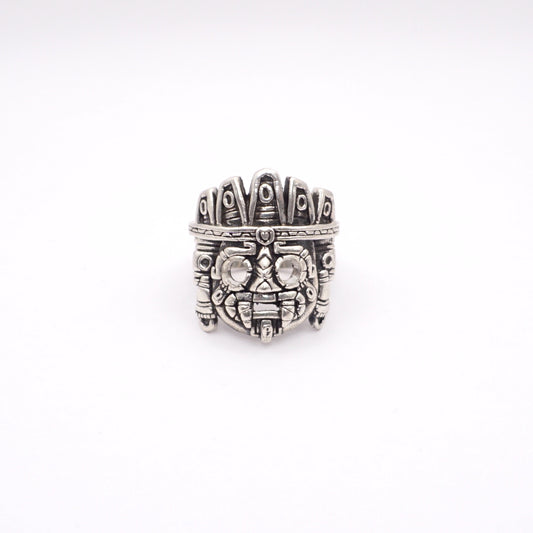 Bague en argent représentant un masque stylisé, inspiré de l'art et de la culture latino-américaines. Produit par la boutique Altiplano, intitulé "TLALOC". Design détaillé avec motifs traditionnels.