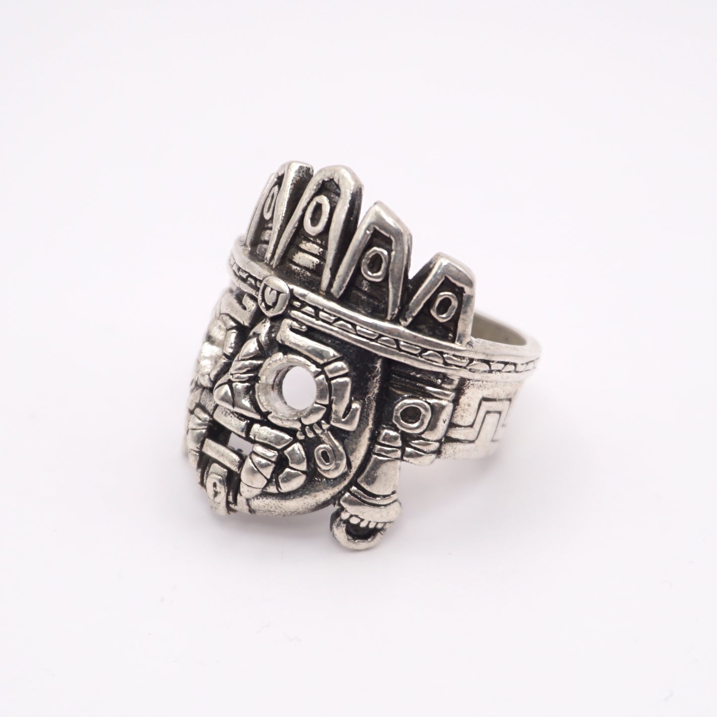 Voici une courte description alternative pour l'image du produit:
"Bague en argent TLALOC par Altiplano, représentant une sculpture détaillée de style précolombien d'inspiration latino-américaine. Un bijou unique qui célèbre l'art et la culture des anciennes civilisations."