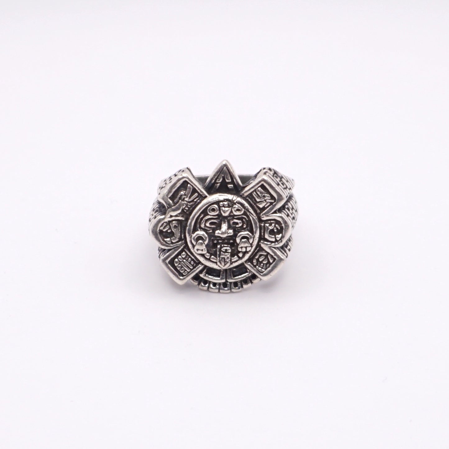 Bague en argent de style latino-américain, ornée de motifs traditionnels gravés et portant le nom "OLLIN". Disponible chez la boutique Altiplano.