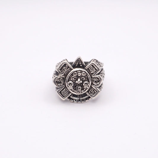 Bague en argent de style latino-américain, ornée de motifs traditionnels gravés et portant le nom "OLLIN". Disponible chez la boutique Altiplano.