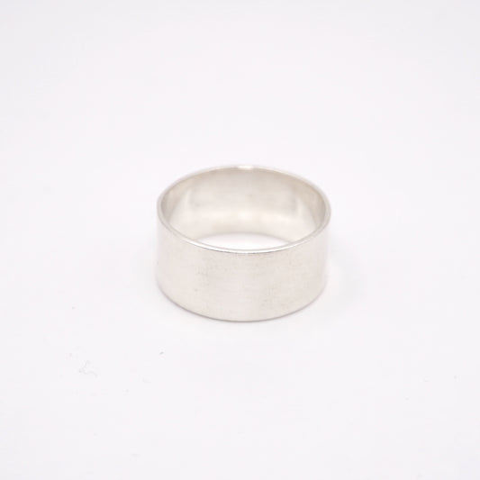 Bague en argent massif "YAMKI" de la boutique Altiplano, style épuré et moderne, confectionnée artisanalement en Amérique latine.