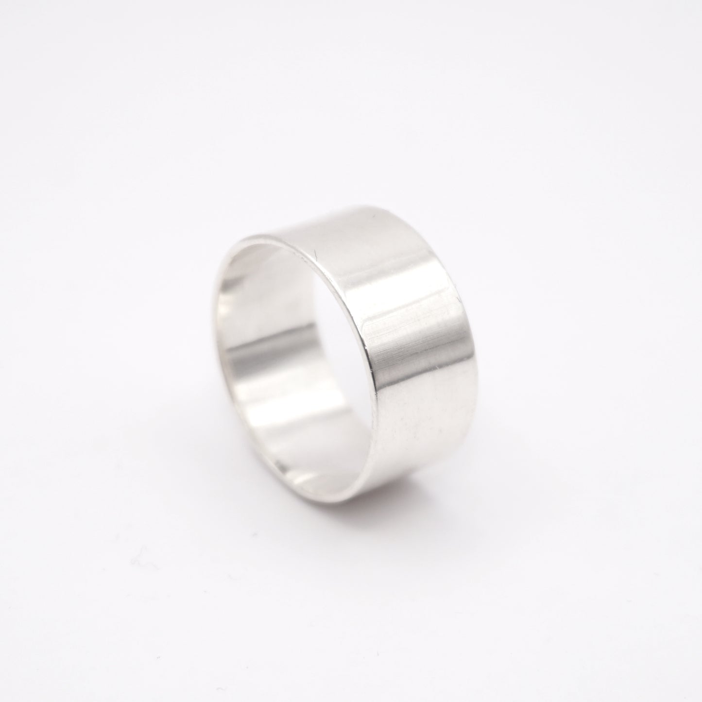 Anneau en argent massif "YAMKI" de la boutique Altiplano. Design épuré et contemporain, parfait pour toutes les occasions. Fabriqué en Amérique latine.