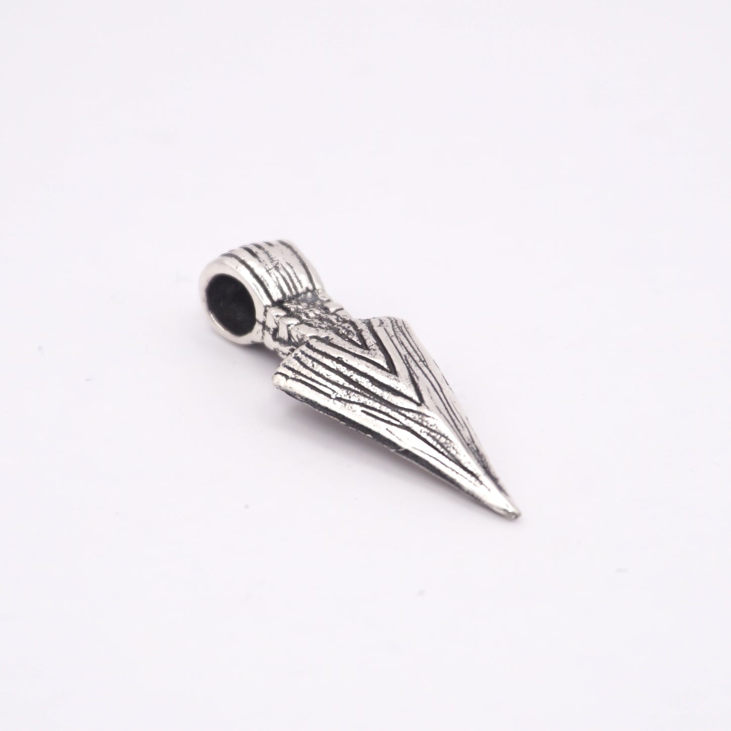 Pendentif "MICHI" en argent, présentant un design inspiré des motifs traditionnels latino-américains, disponible dans la boutique Altiplano.