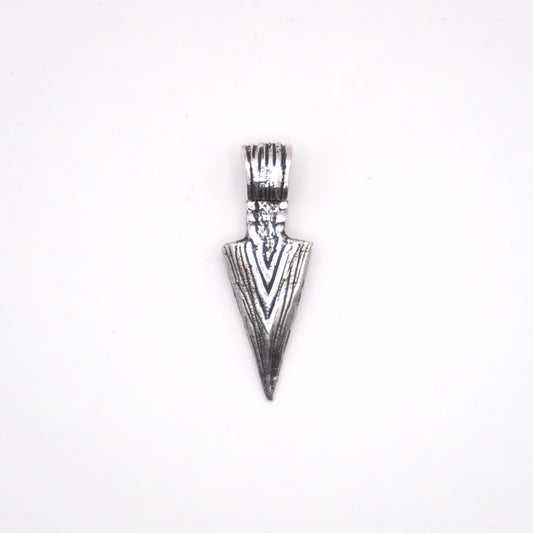Pendentif en argent en forme de flèche, orné de gravures détaillées, issu de l'artisanat latino-américain. Produit de la boutique Altiplano.
