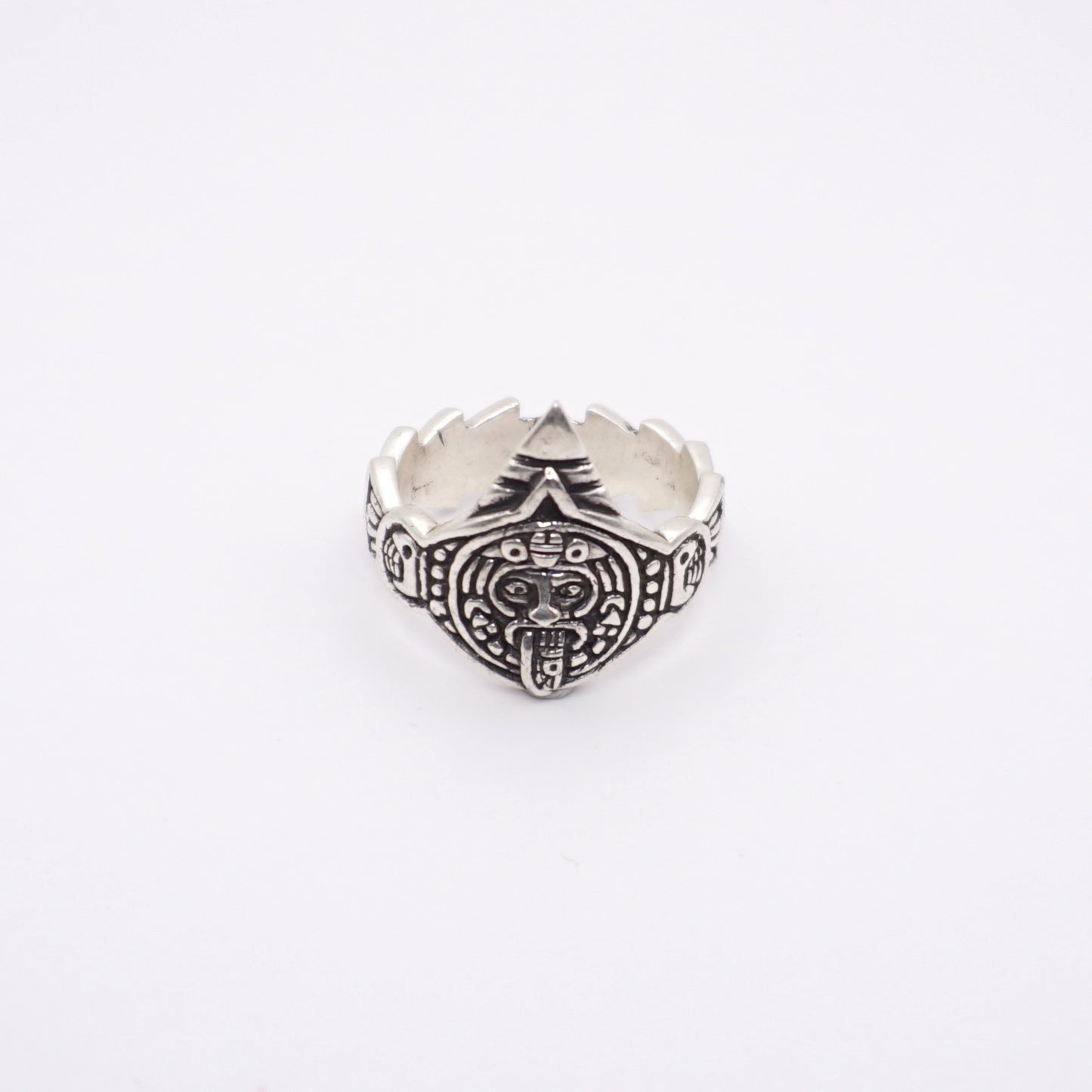 Bague en argent "TONATIUH" de la boutique Altiplano, inspirée de l'art latino-américain, ornée d'un motif complexe évoquant la culture précolombienne.