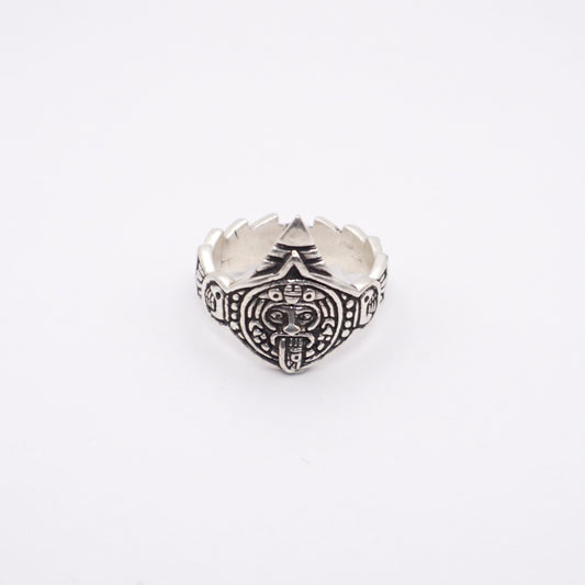 Bague en argent "TONATIUH" de la boutique Altiplano, inspirée de l'art latino-américain, ornée d'un motif complexe évoquant la culture précolombienne.