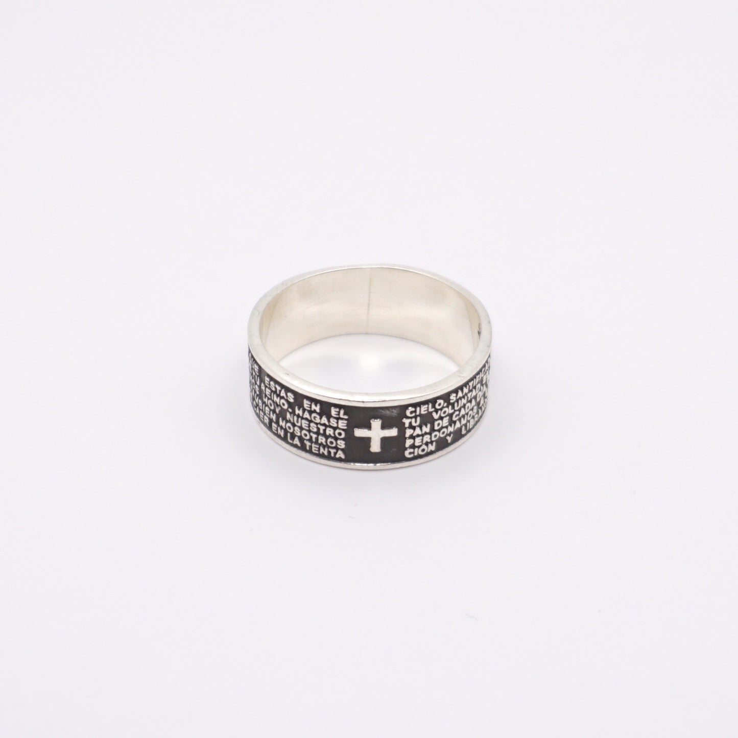 Bague en argent massif de la boutique Altiplano, ornée d'une croix et de gravures en espagnol.