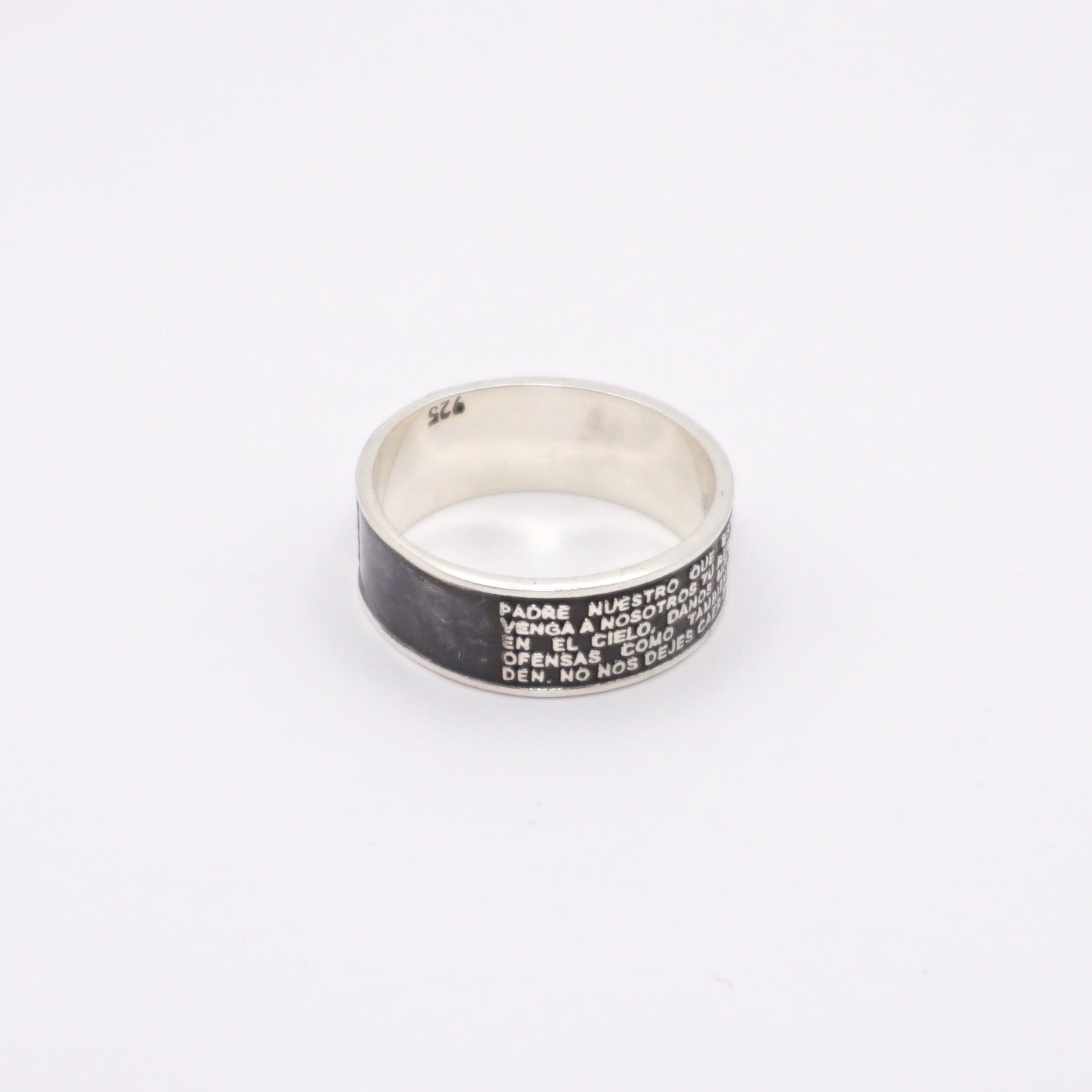 Bague en argent "PADRE" par Altiplano, ornée d'une inscription gravée du "Notre Père" en espagnol. Style authentique et artisanal latino-américain.