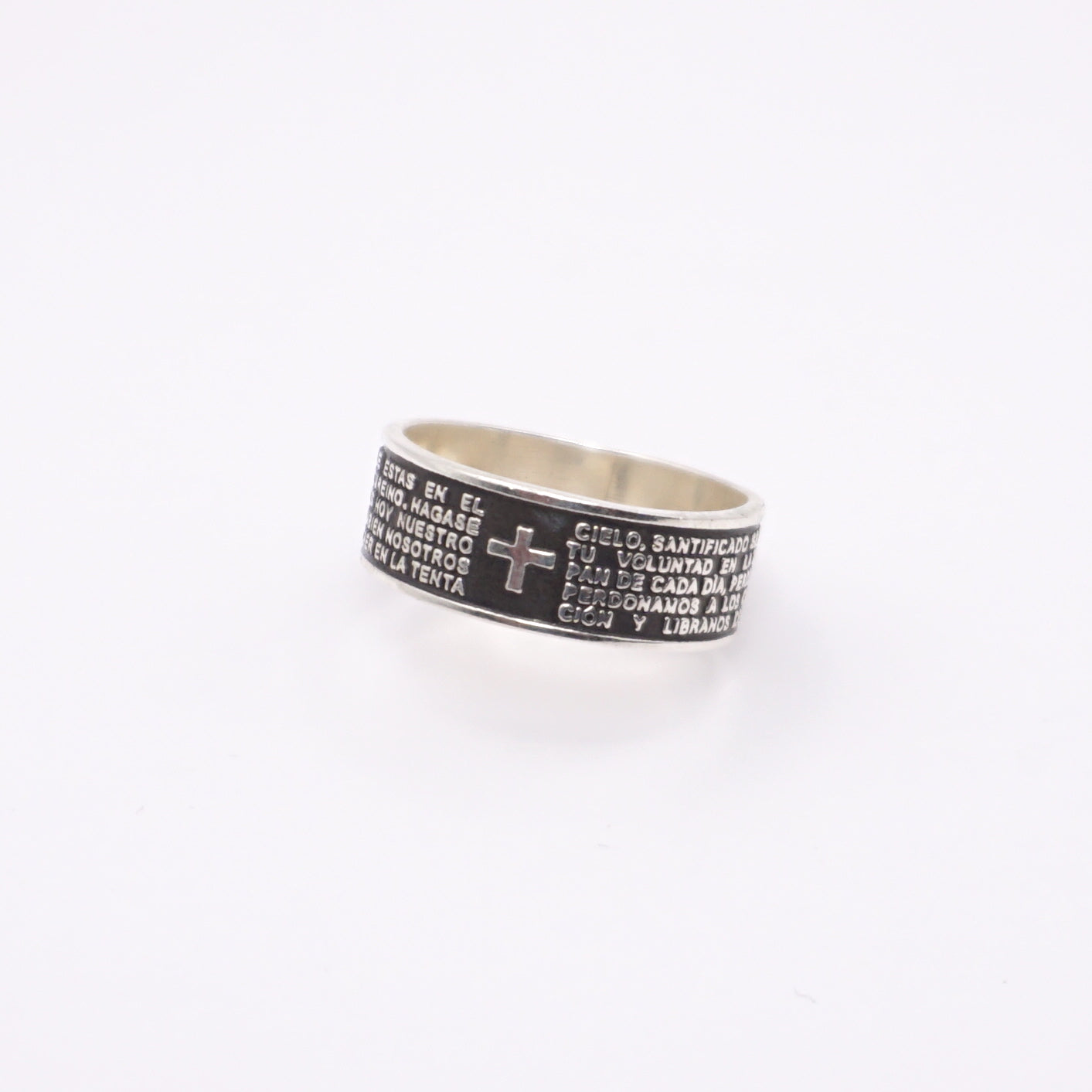 Bague en argent massif avec une croix et une inscription en espagnol, représentant un bijou élégant et spirituel de la boutique Altiplano, spécialisé en créations latino-américaines.