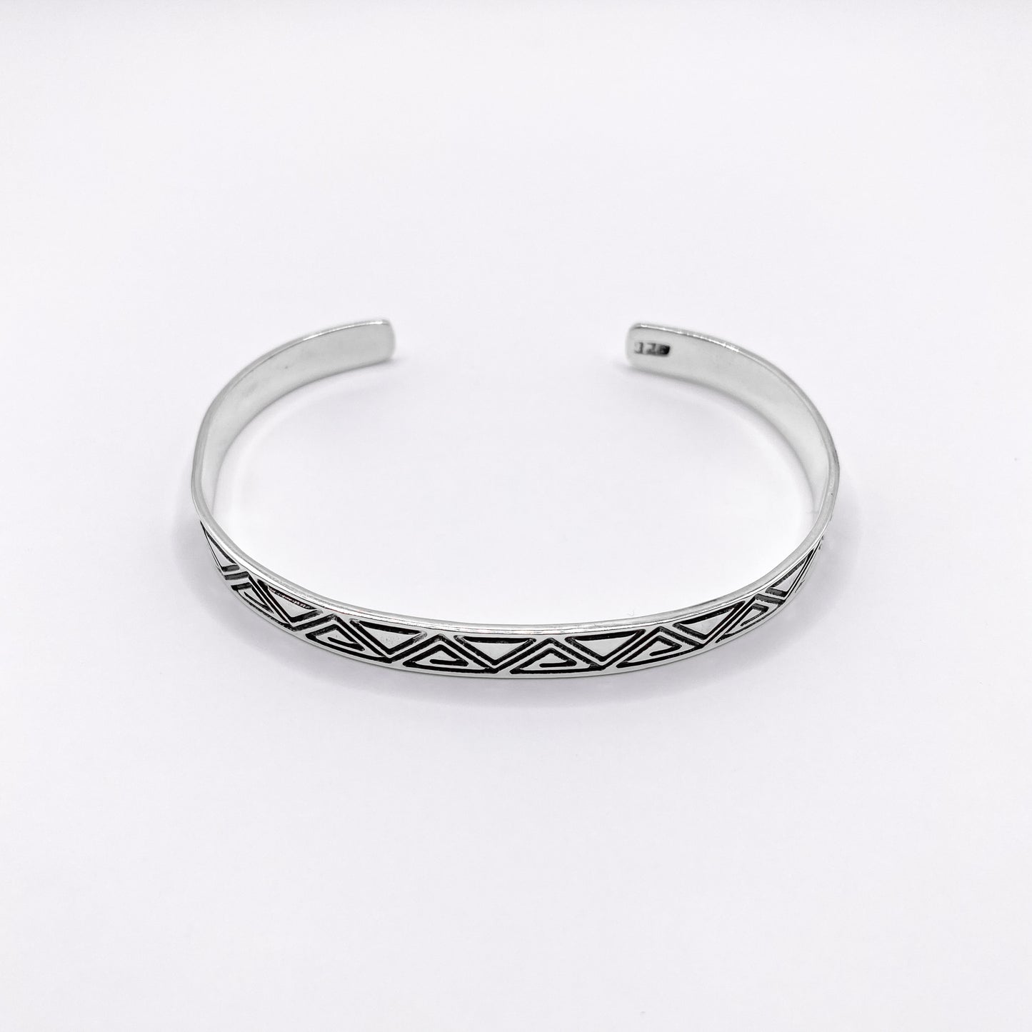 Bracelet en argent "ZACUALLI" d'inspiration latino-américaine, disponible chez Altiplano. Présente des motifs géométriques gravés.