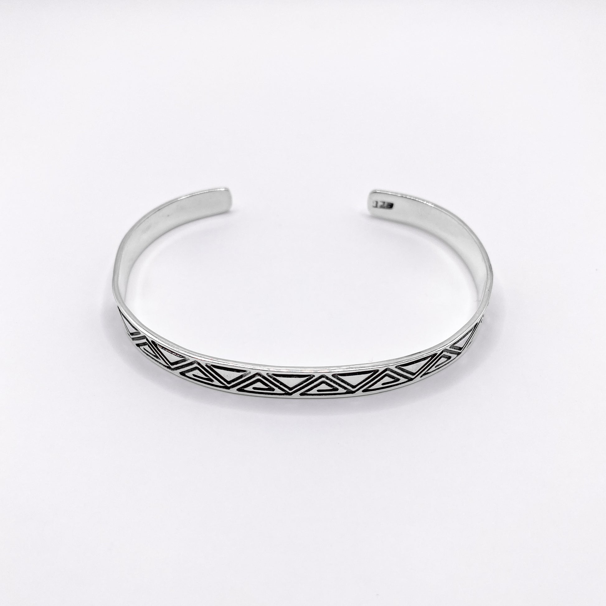 Bracelet en argent "ZACUALLI" d'inspiration latino-américaine, disponible chez Altiplano. Présente des motifs géométriques gravés.