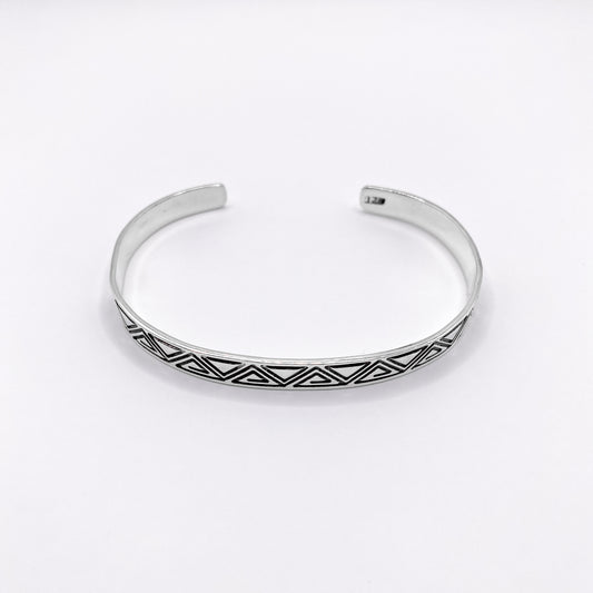 Bracelet en argent "ZACUALLI" d'inspiration latino-américaine, disponible chez Altiplano. Présente des motifs géométriques gravés.