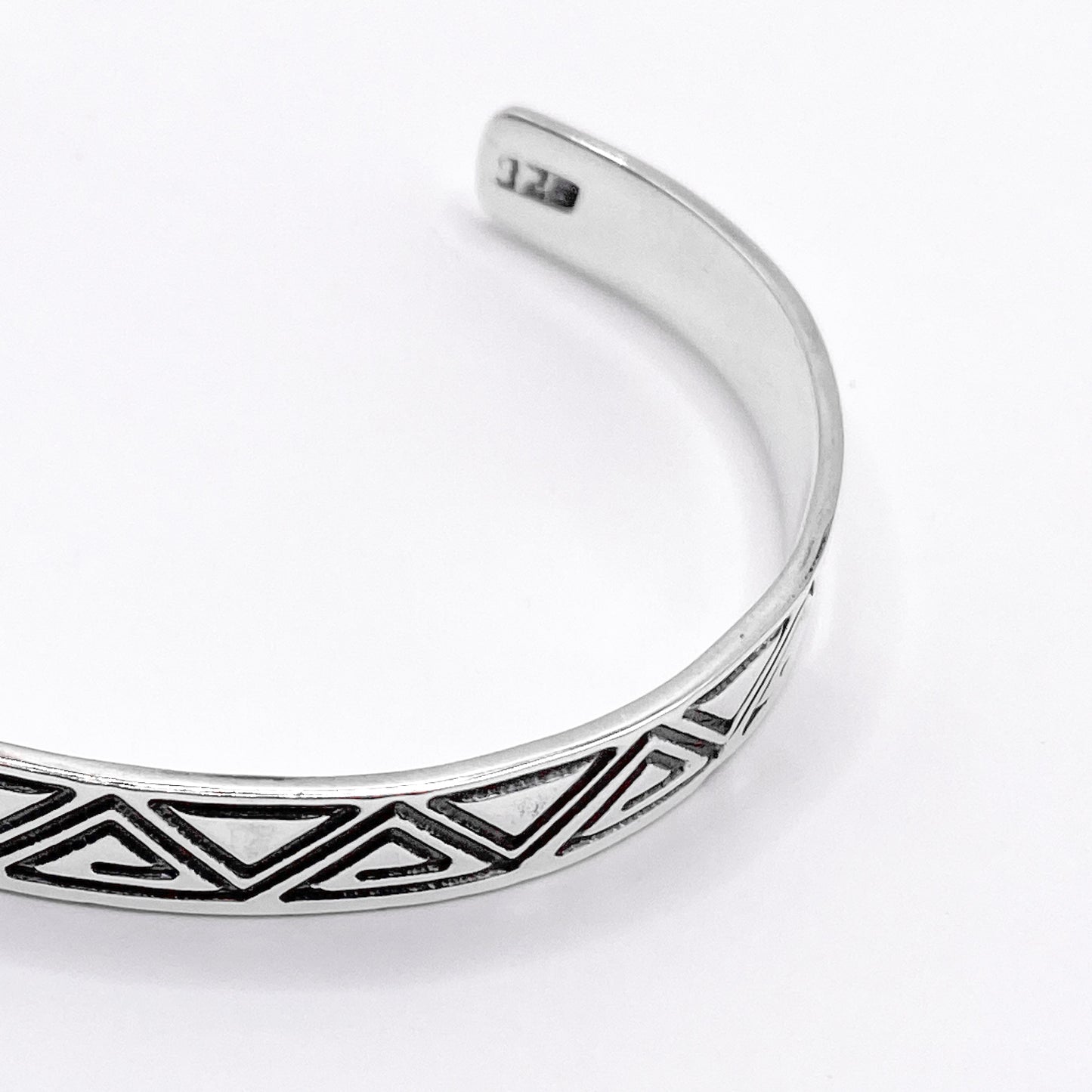 Bracelet en argent "ZACUALLI" de la boutique Altiplano, avec des motifs géométriques gravés, inspirés de l'art latino-américain.