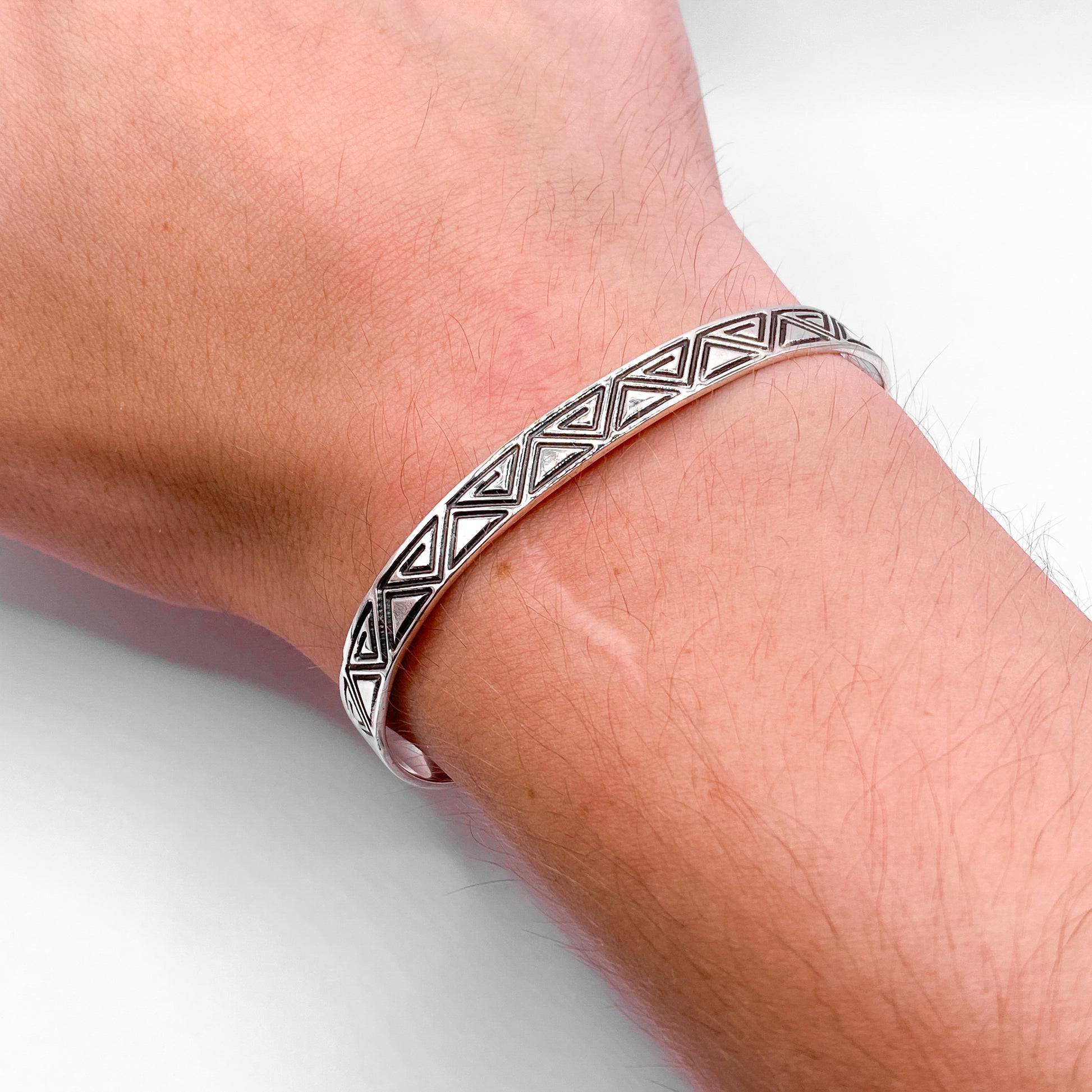 Bracelet en argent "ZACUALLI" de la boutique Altiplano, avec des motifs triangulaires gravés, inspiré de l'artisanat latino-américain.