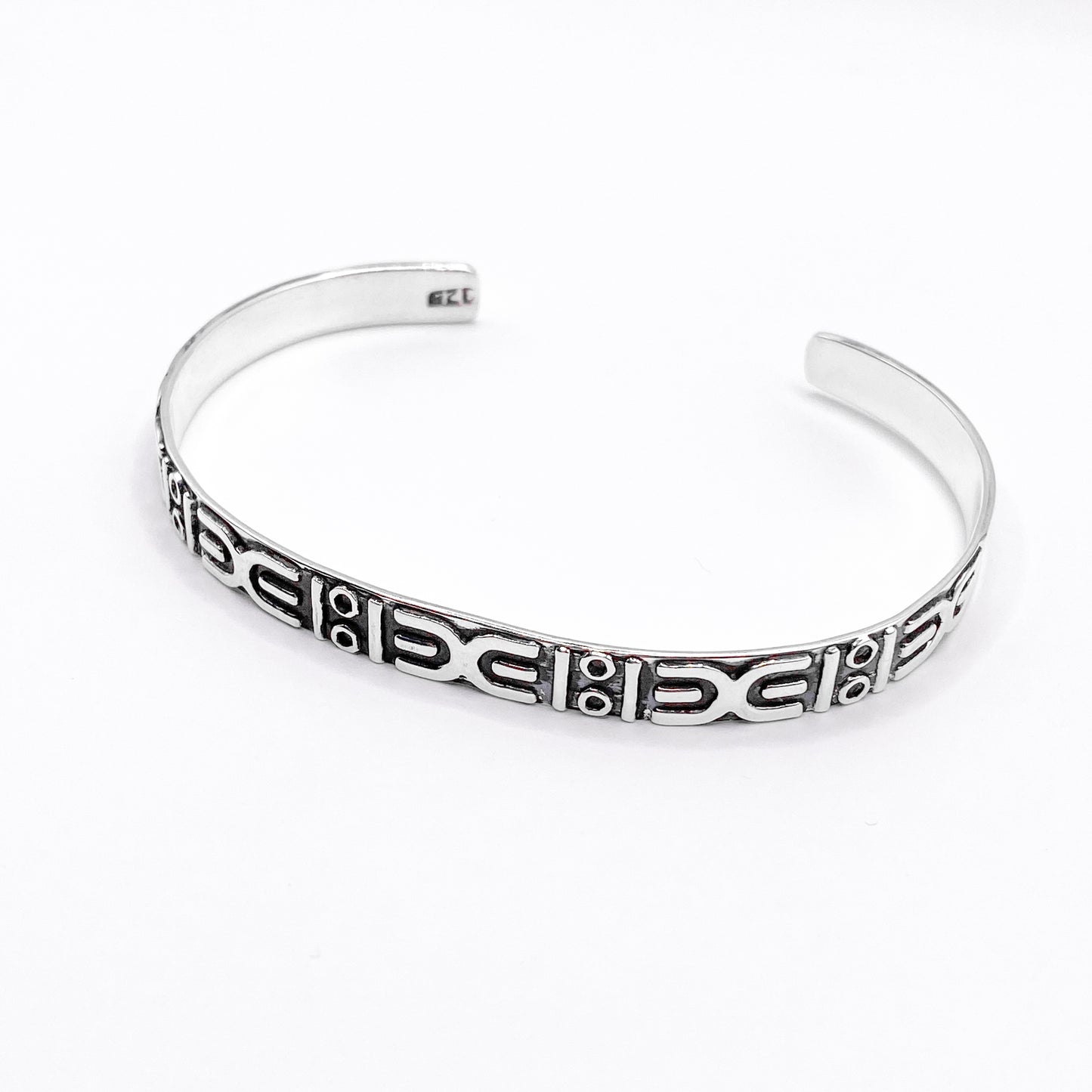 Bracelet "APANSAKA" en argent, de la boutique en ligne Altiplano. Son design finement gravé s'inspire de motifs traditionnels latino-américains, ajoutant une touche d'élégance culturelle à votre style.