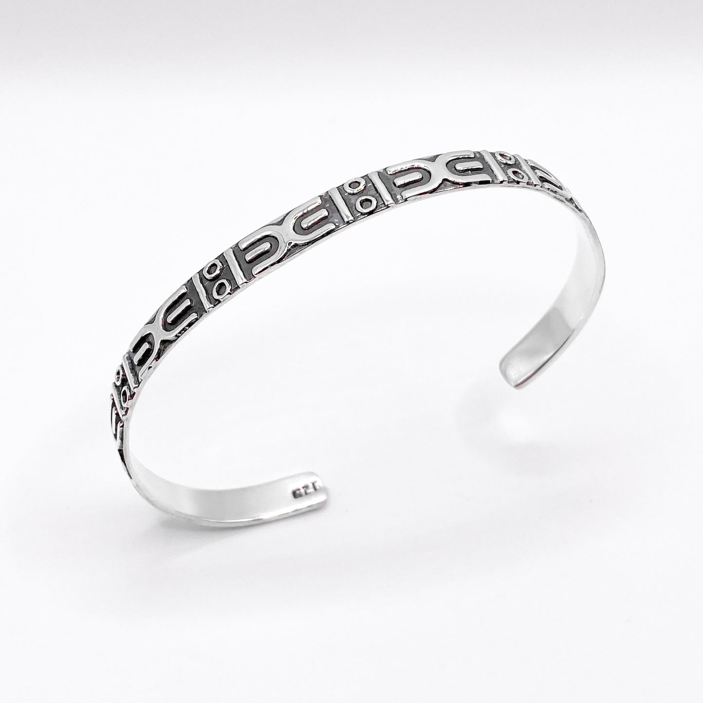 Bracelet "APANSAKA" en argent, disponible dans la boutique en ligne de bijoux latino-américains Altiplano. Design gravé avec des motifs ethniques élégants.