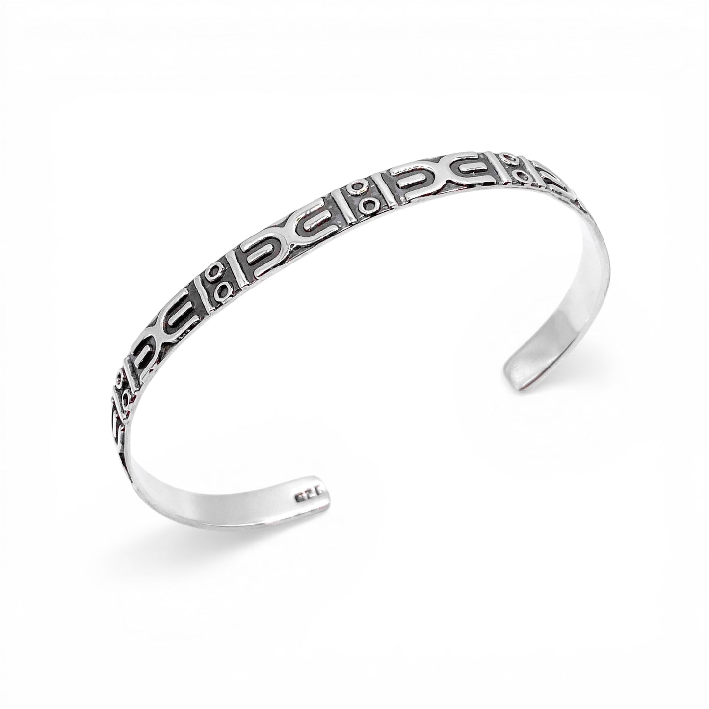 Bracelet "APANSAKA" en argent, disponible dans la boutique en ligne de bijoux latino-américains Altiplano. Design gravé avec des motifs ethniques élégants.