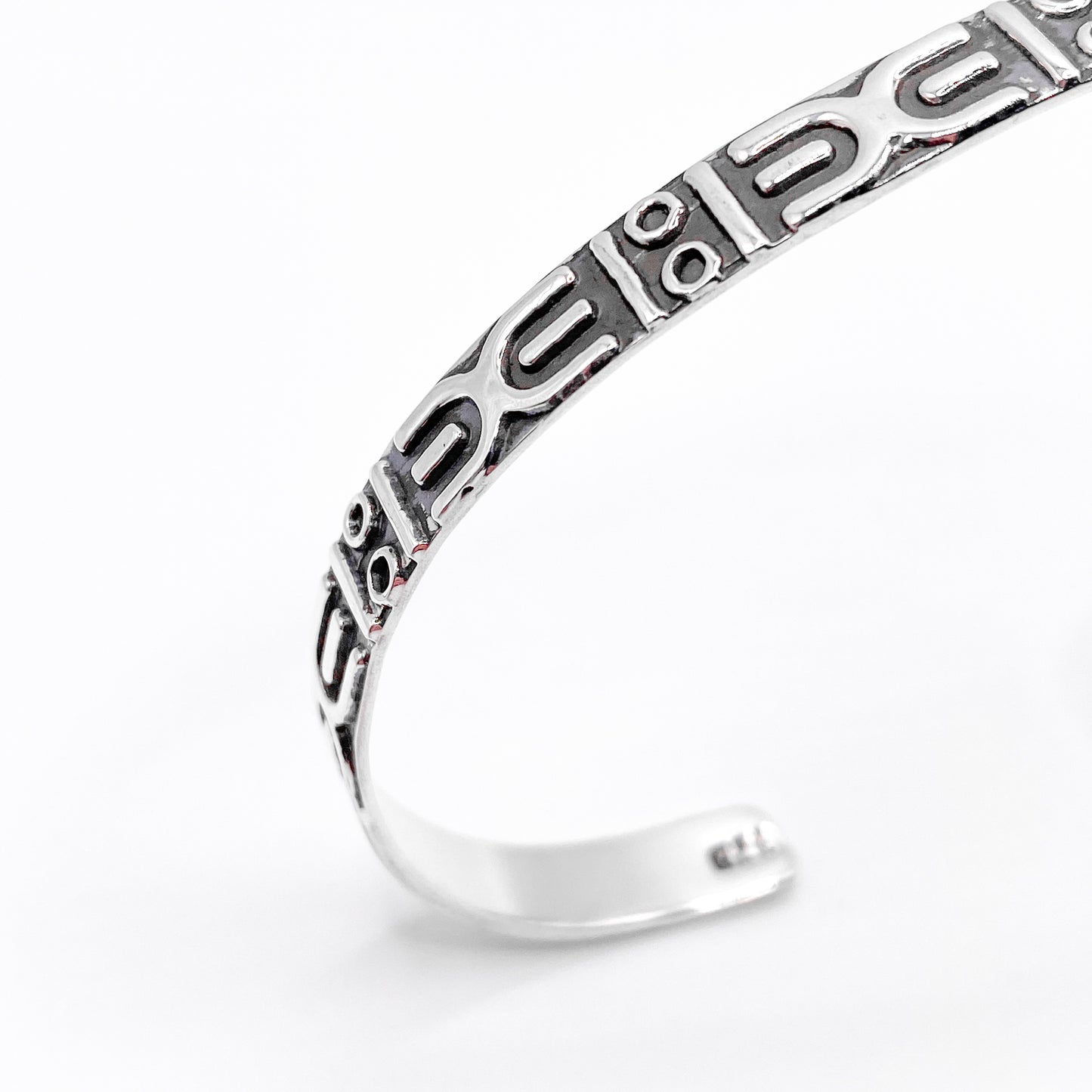 Bracelet en argent finement gravé "APANSAKA" de la boutique Altiplano, inspiré par l'art traditionnel latino-américain.
