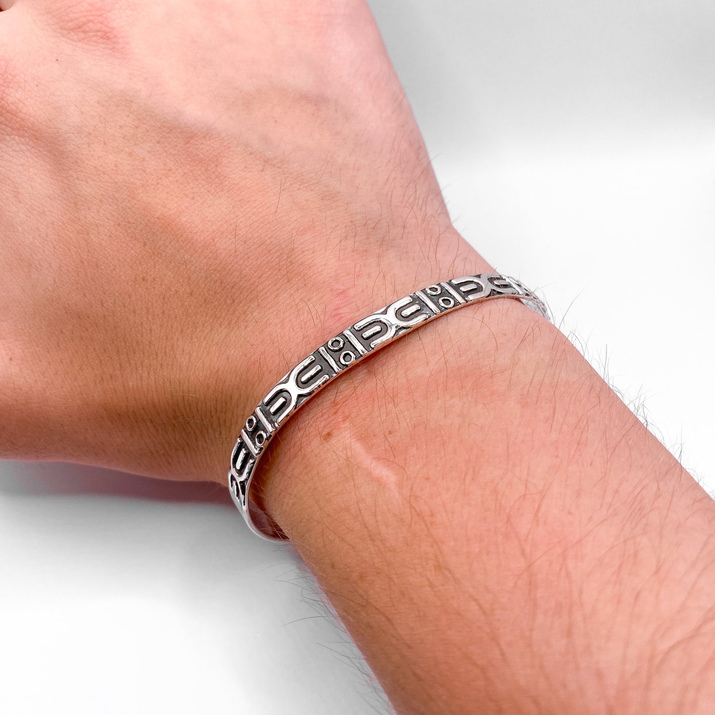 Bracelet en argent "APANSAKA" de la boutique Altiplano, inspiré de motifs traditionnels latino-américains, porté au poignet.