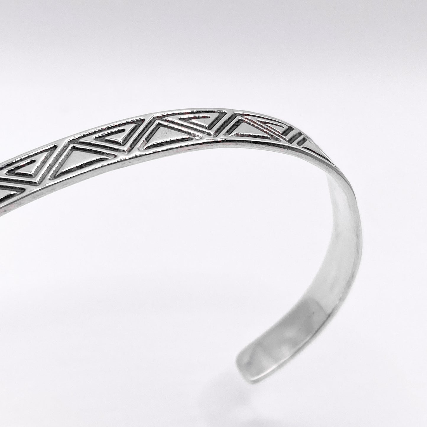 Bracelet en argent finement gravé avec motifs géométriques de la collection "ZACUALLI" par la boutique Altiplano.