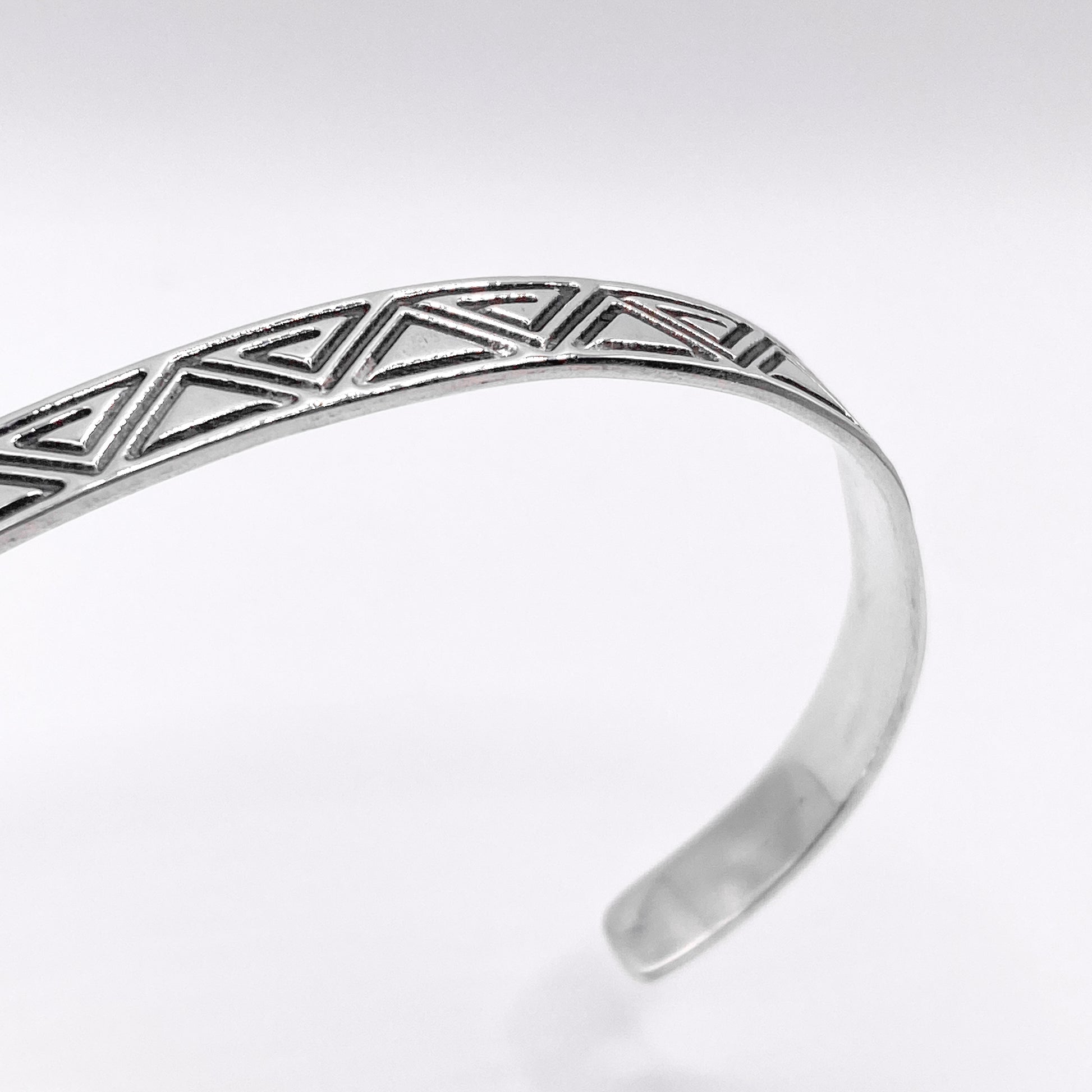Bracelet en argent finement gravé avec motifs géométriques de la collection "ZACUALLI" par la boutique Altiplano.