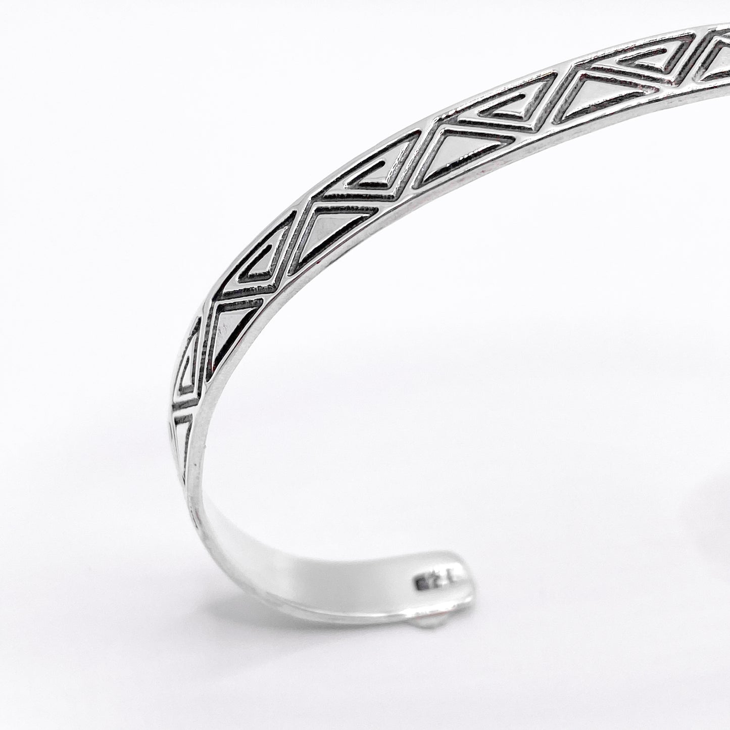 Bracelet en argent "ZACUALLI" disponible chez la boutique Altiplano. Ce bijou latino-américain présente un design géométrique gravé en relief, évoquant des motifs traditionnels.
