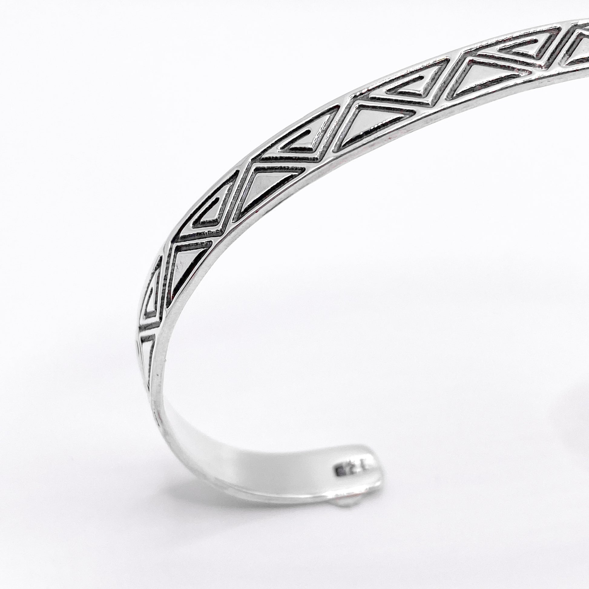Bracelet en argent "ZACUALLI" disponible chez la boutique Altiplano. Ce bijou latino-américain présente un design géométrique gravé en relief, évoquant des motifs traditionnels.
