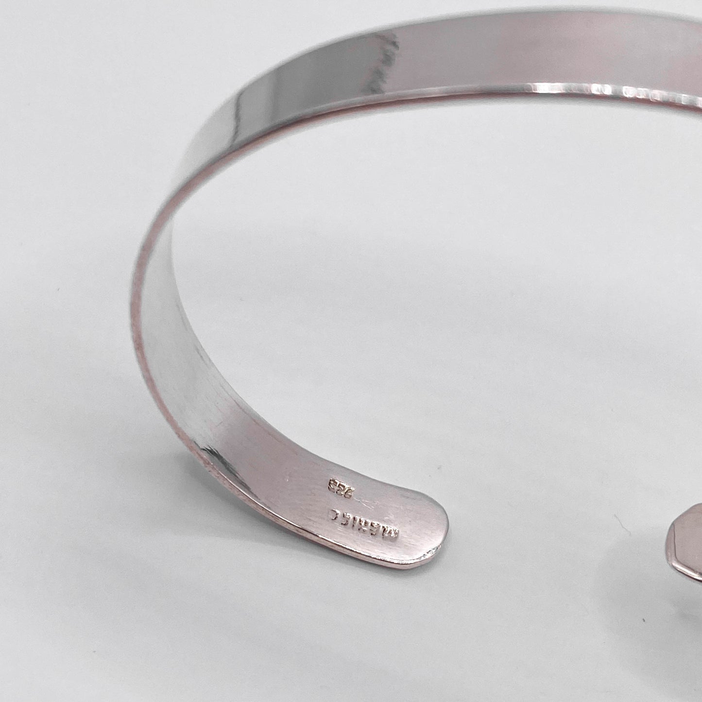 Bracelet en argent massif de style minimaliste, provenant de la boutique Altiplano. Le bijou, intitulé "YAMKI", présente une finition lisse et élégante, parfait pour ajouter une touche sophistiquée à n'importe quelle tenue.