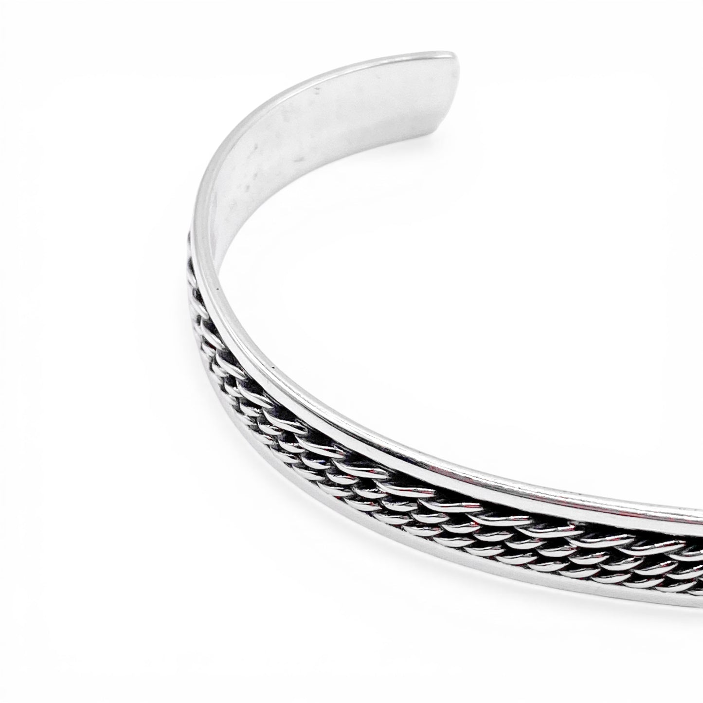 Bracelet "AWANA" en argent, d'inspiration latino-américaine. Disponible sur la boutique en ligne "Altiplano". Design élégant avec des motifs entrelacés.