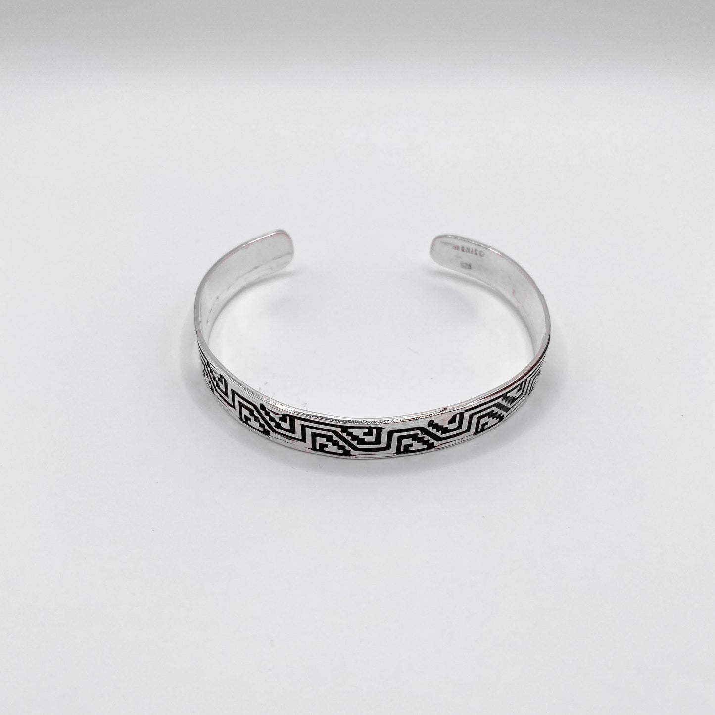 Bracelet NA'AKAL en argent, au design géométrique traditionnel latino-américain. Disponible sur la boutique en ligne Altiplano.