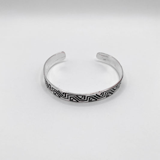 Bracelet NA'AKAL en argent, au design géométrique traditionnel latino-américain. Disponible sur la boutique en ligne Altiplano.