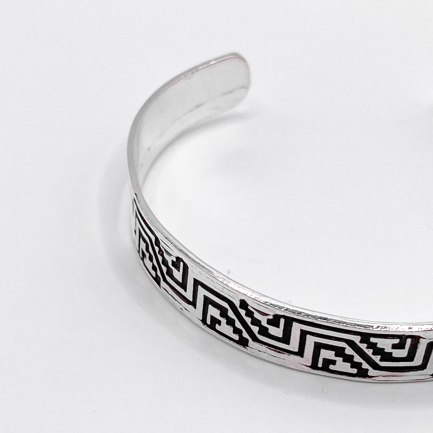 Bracelet "NA'AKAL" en argent au motif géométrique noir, inspiré de l'artisanat latino-américain. Disponible sur la boutique Altiplano.