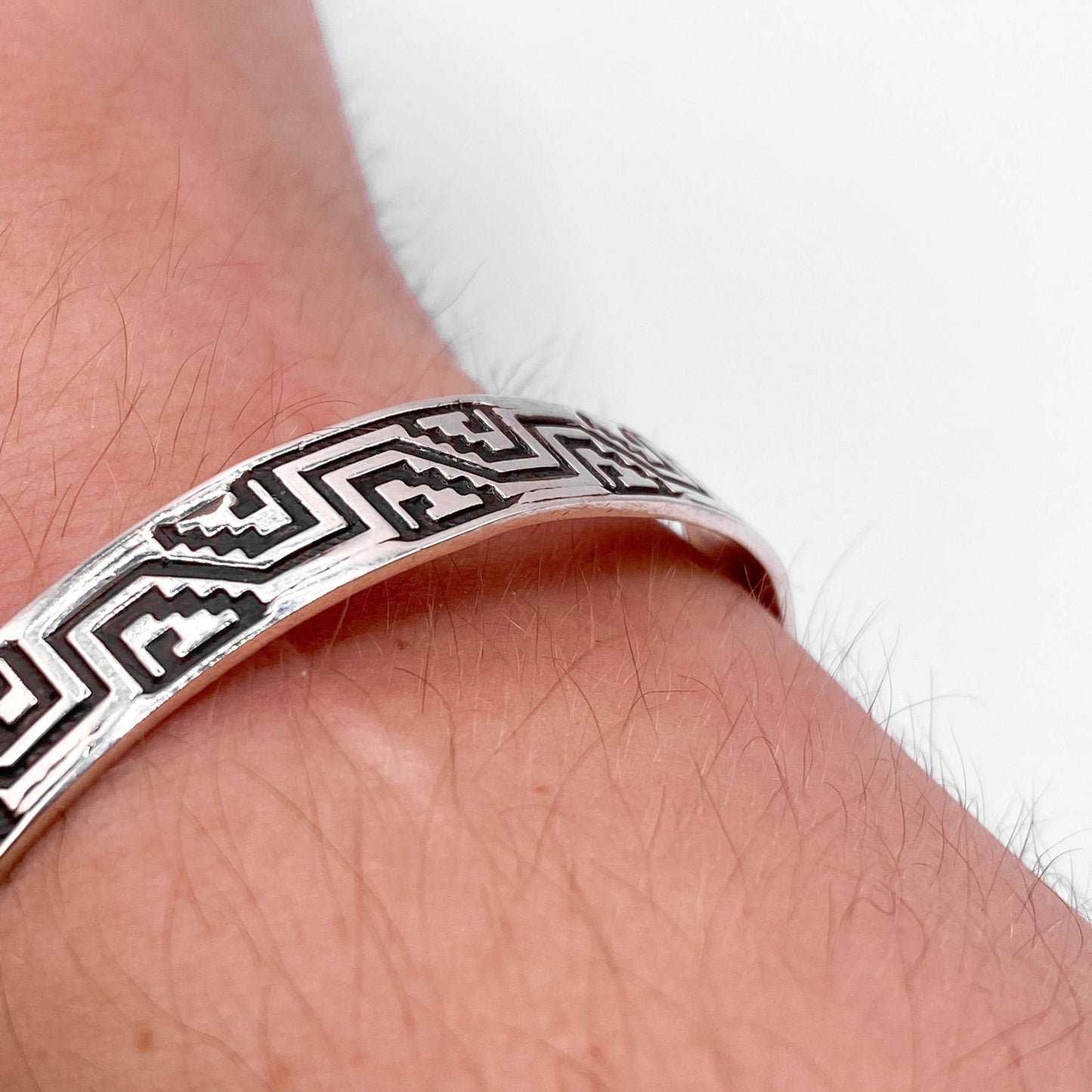 Bracelet "NA'AKAL" en argent, fait main, avec motifs géométriques inspirés de l'art latino-américain. Disponible sur la boutique en ligne Altiplano.