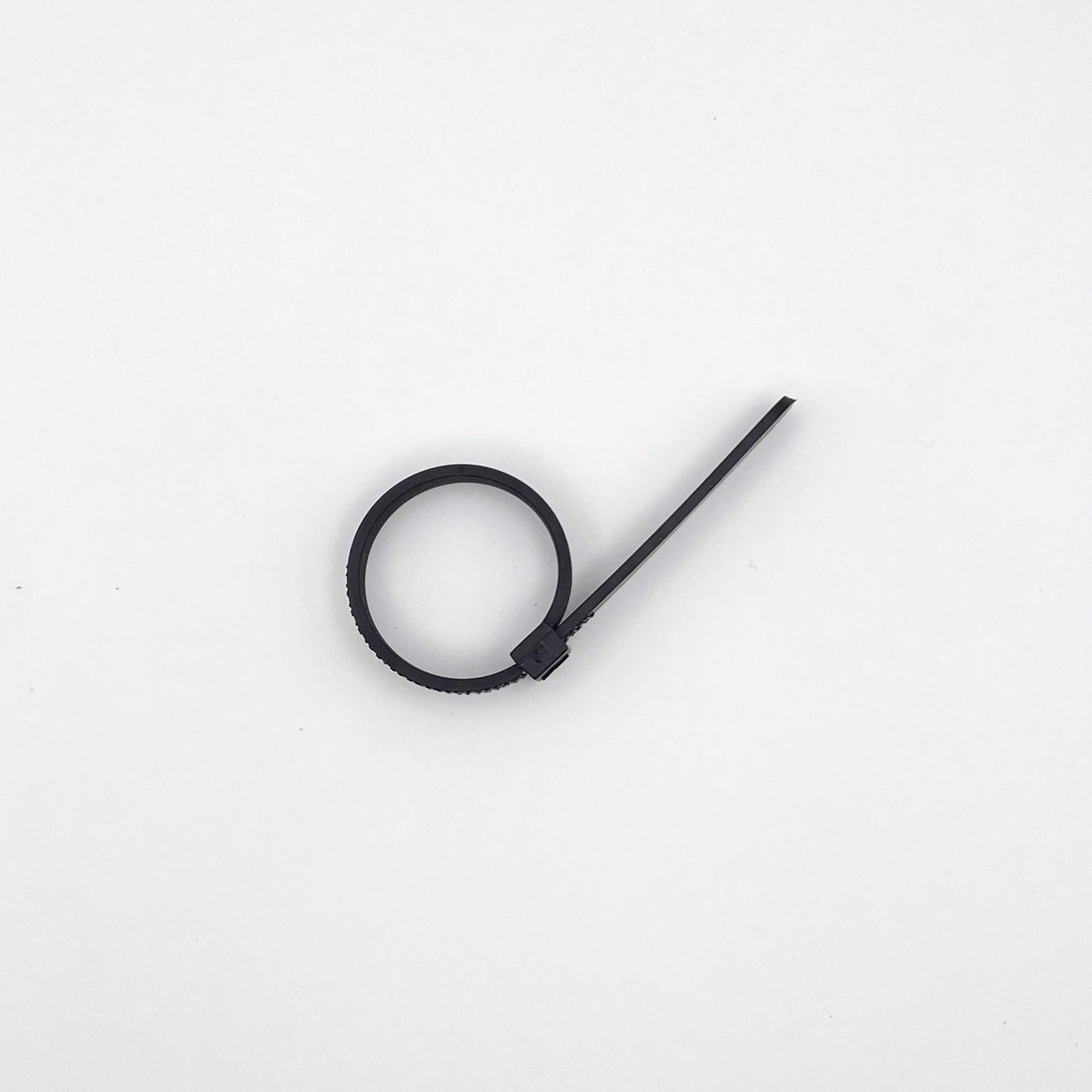 Baguier Altiplano - cet outil en plastique noir permet de mesurer précisément la taille de vos doigts pour choisir des bagues en argent latino-américaines de la boutique en ligne Altiplano.