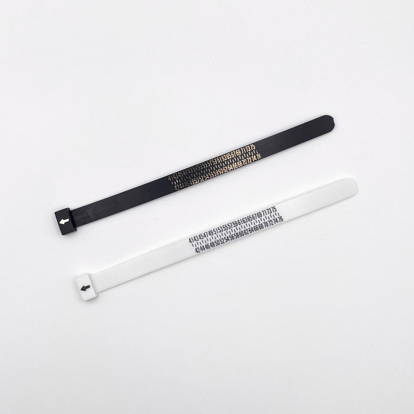 "Baguier Altiplano - Accessoire pratique pour mesurer la taille de vos bagues. Disponible en noir et blanc, avec des graduations numérotées claires et précises."