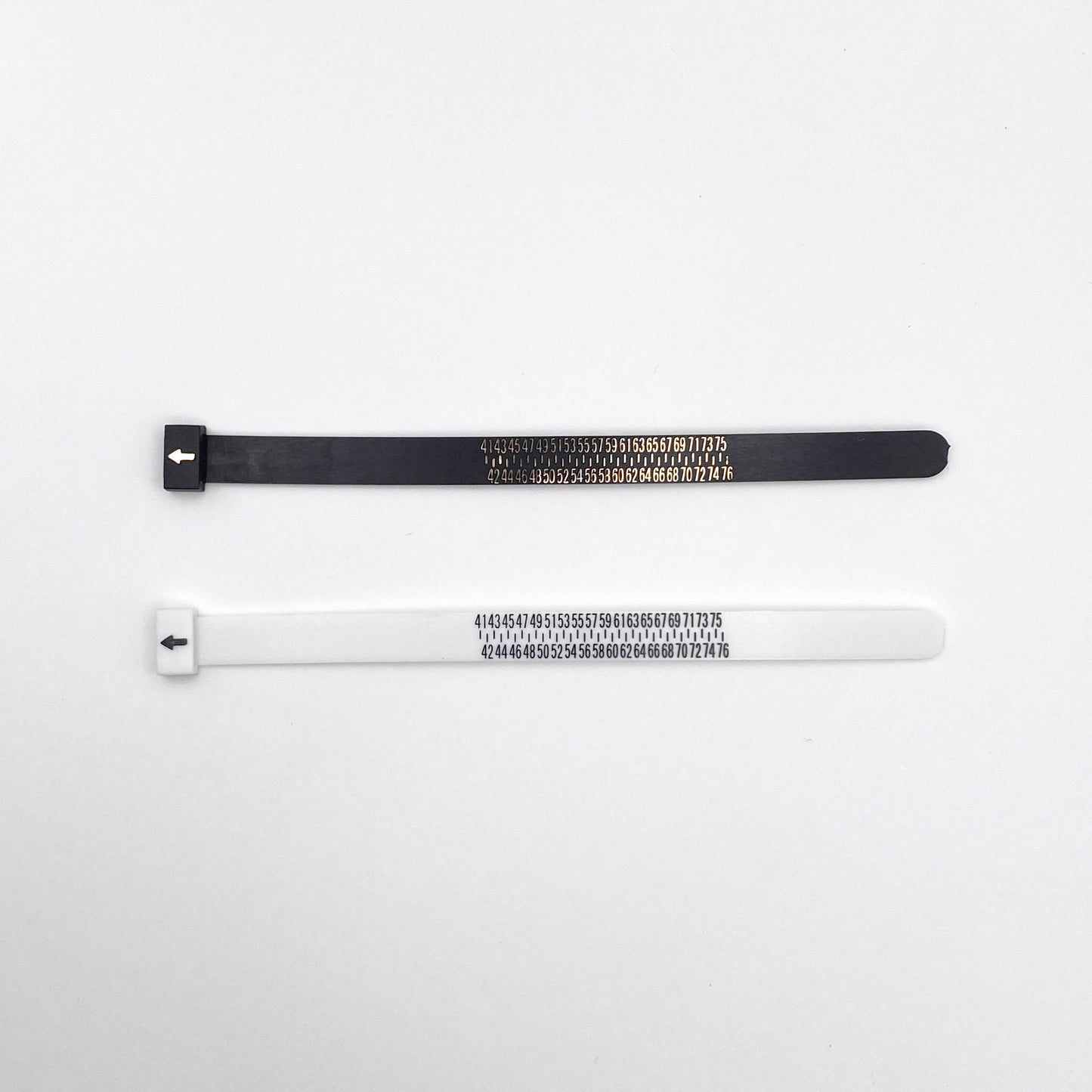 "Baguier Altiplano en plastique noir et blanc avec mesures chiffrées pour déterminer votre taille de bague exacte. Indispensable pour choisir vos bijoux en argent latino-américains dans la boutique Altiplano."