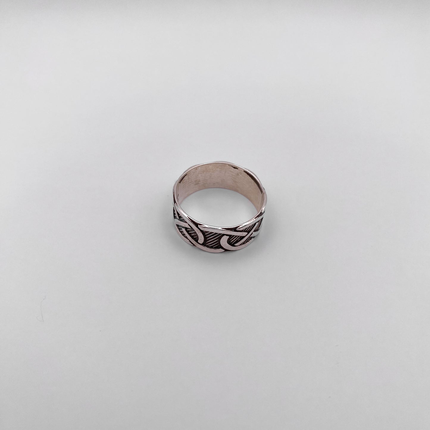Bague en argent "NOCHIPA" de la boutique Altiplano, ornée de motifs gravés intricats d'inspiration latino-américaine, apportant une touche d'élégance et d'authenticité.
