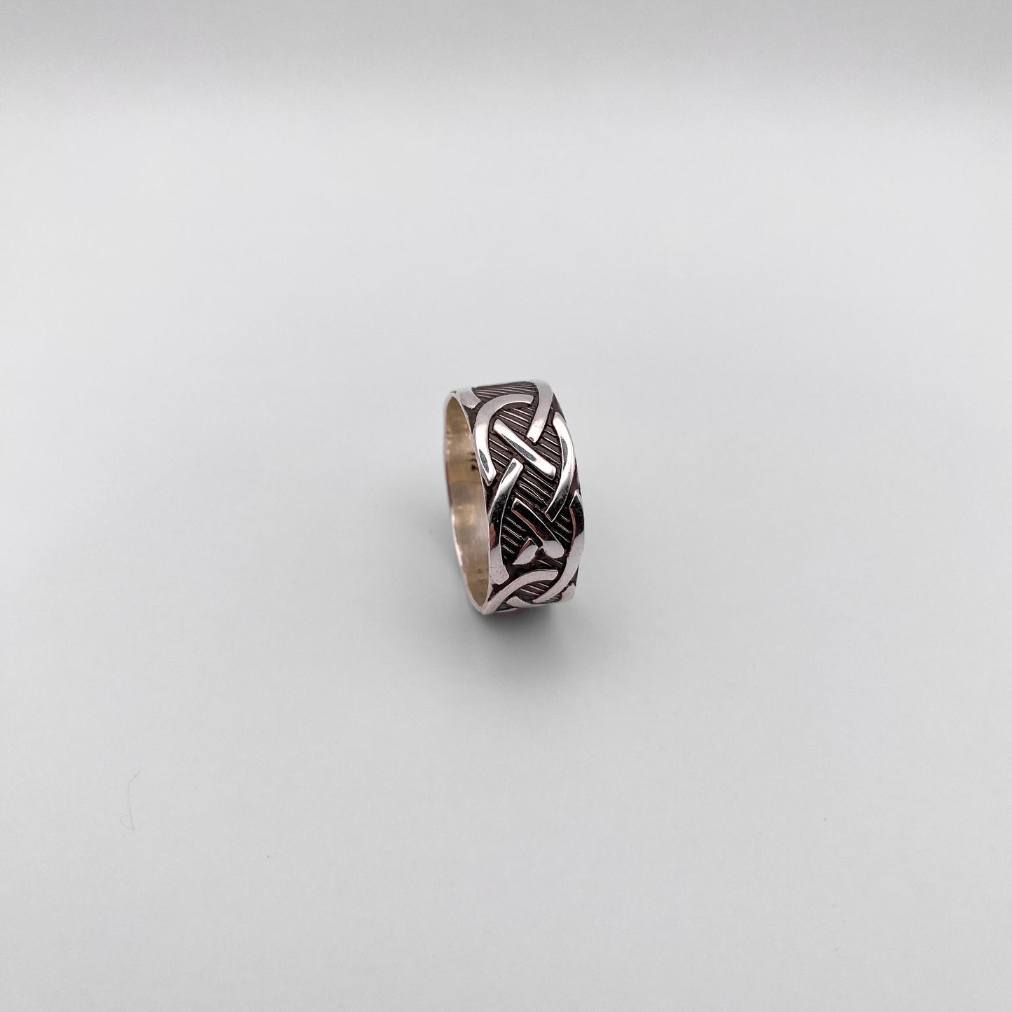 Bagues en argent "NOCHIPA" par Altiplano : un anneau en argent finement gravé de motifs géométriques et entrelacés, inspiré de l'art latino-américain.
