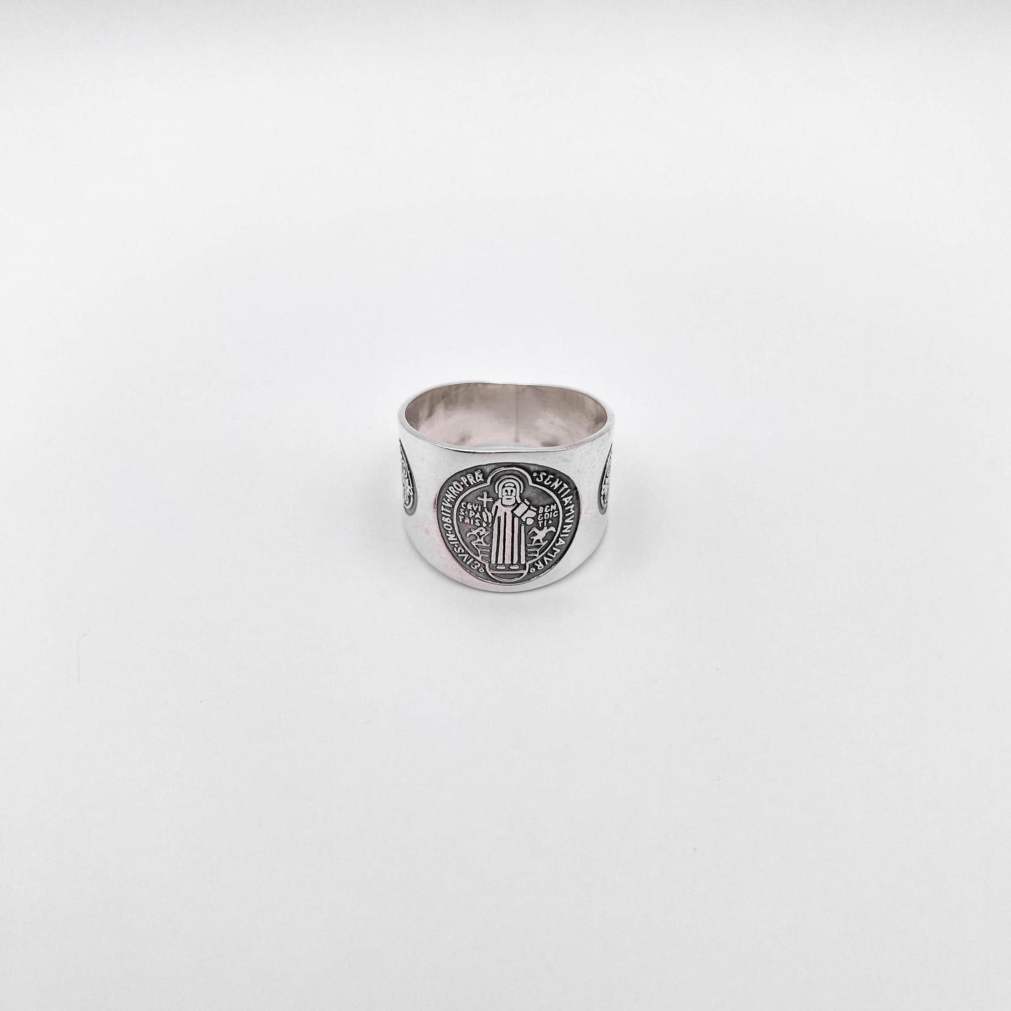 Bague en argent "SAN BENITO" de la boutique Altiplano. Design épuré avec des détails gravés représentant le célèbre motif de Saint Benoît. Accessoire élégant et symbolique, parfait pour les amateurs de bijoux latino-américains.