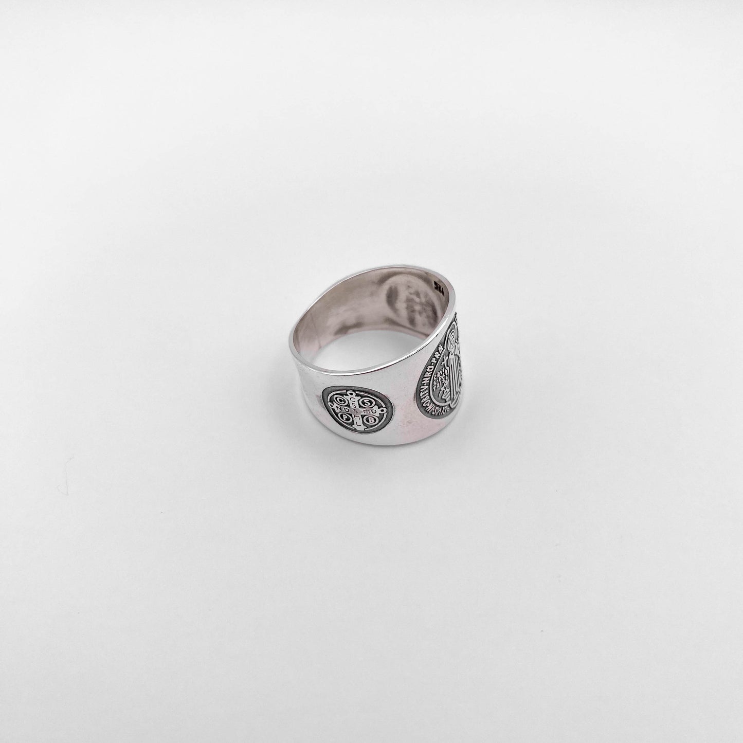 Bague en argent "SAN BENITO" de la boutique Altiplano. Bijou latino-américain orné de motifs traditionnels.