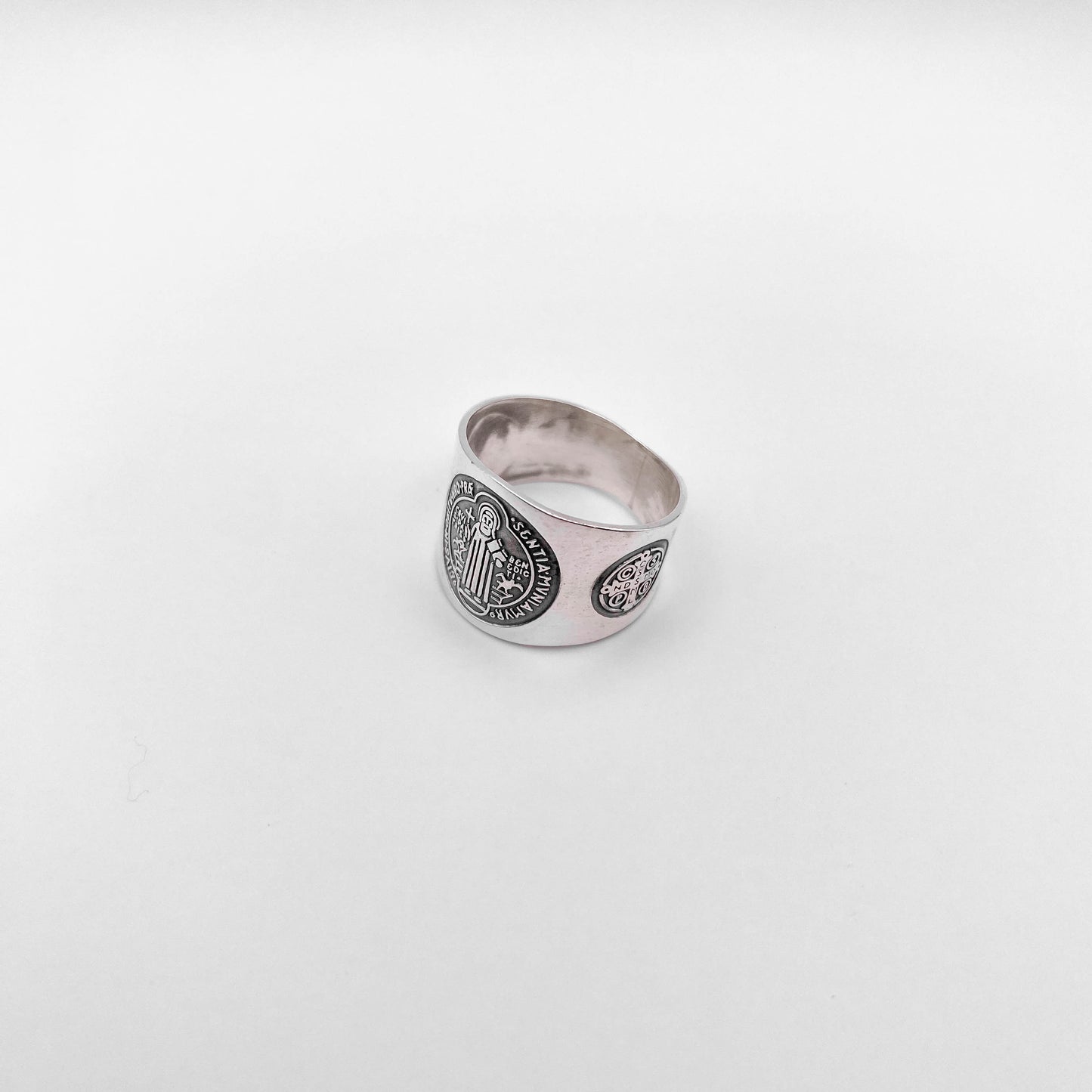 Bague en argent "SAN BENITO" disponible chez Altiplano, ornée de motifs traditionnels latino-américains représentant le Saint Bénit.