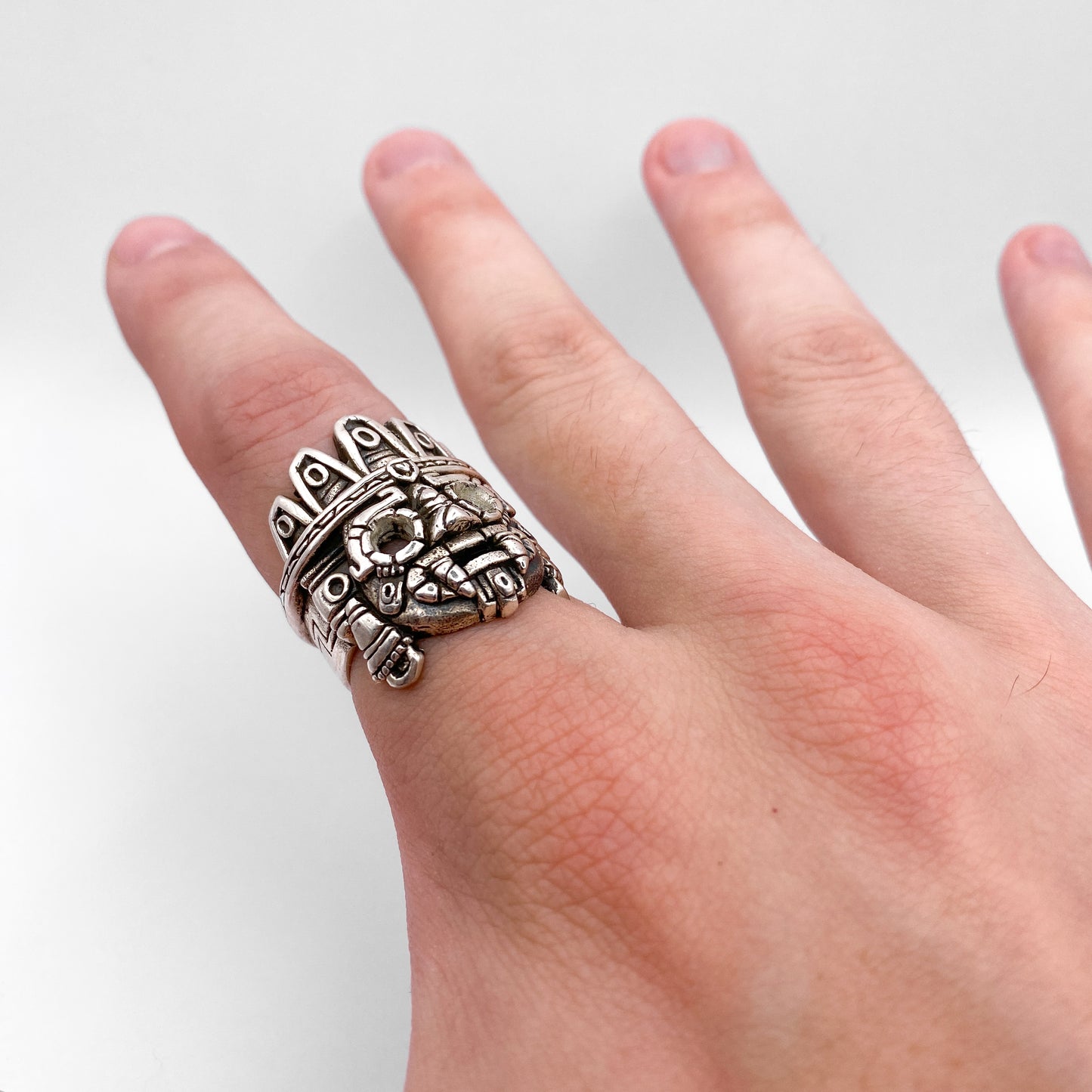 Bague "TLALOC" en argent de la boutique Altiplano, mettant en valeur un design inspiré de l'art latino-américain traditionnel.