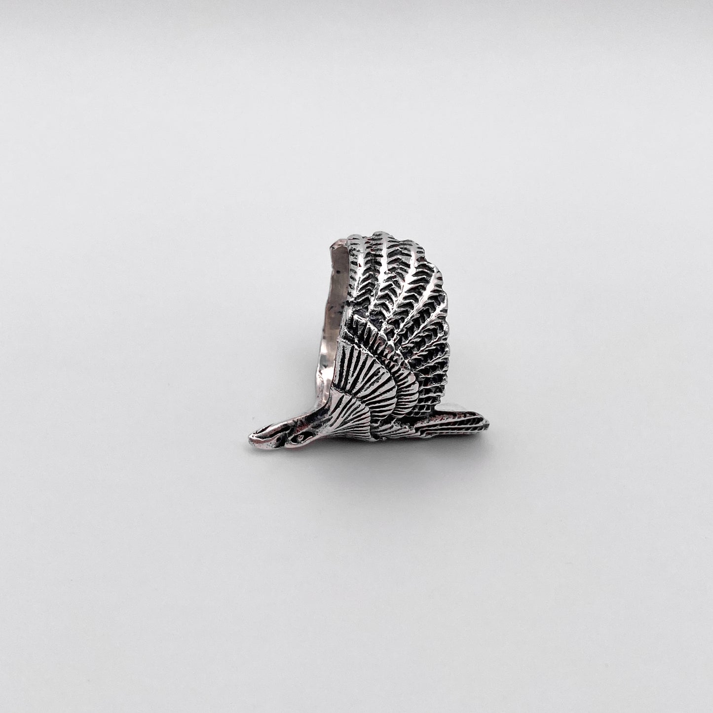 bague en argent ajustable représentant un aigle