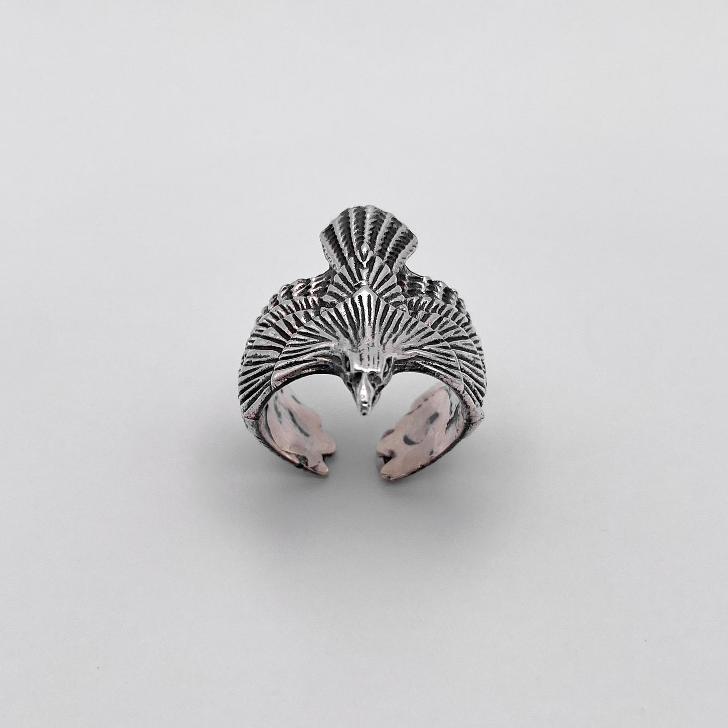 bague en argent ajustable représentant un aigle