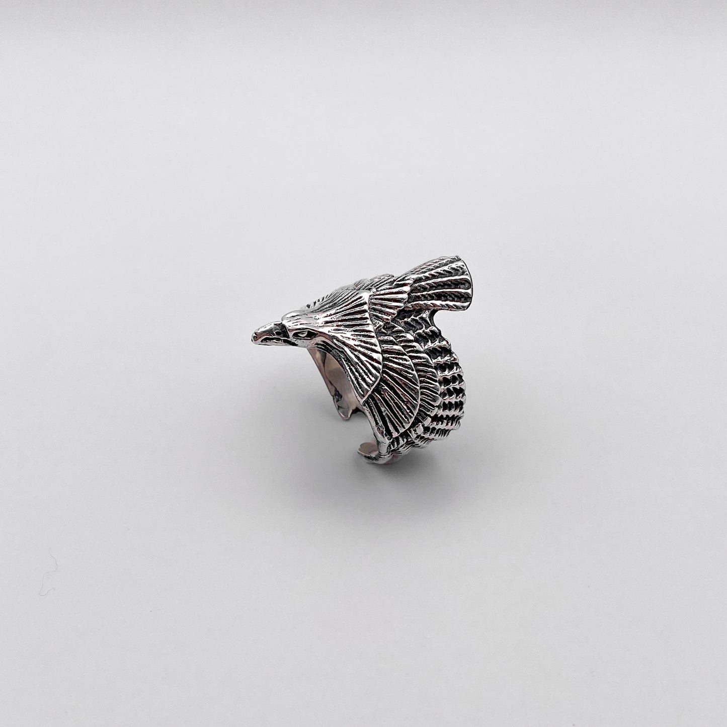 bague en argent ajustable représentant un aigle